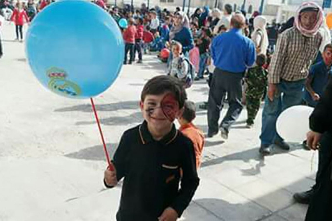 متطوعي مبادرة "يلا نتعاون على الخير" يقيمون فعالية لطلاب المدارس لزرع البسمة في وجوه الأطفال - الأردن